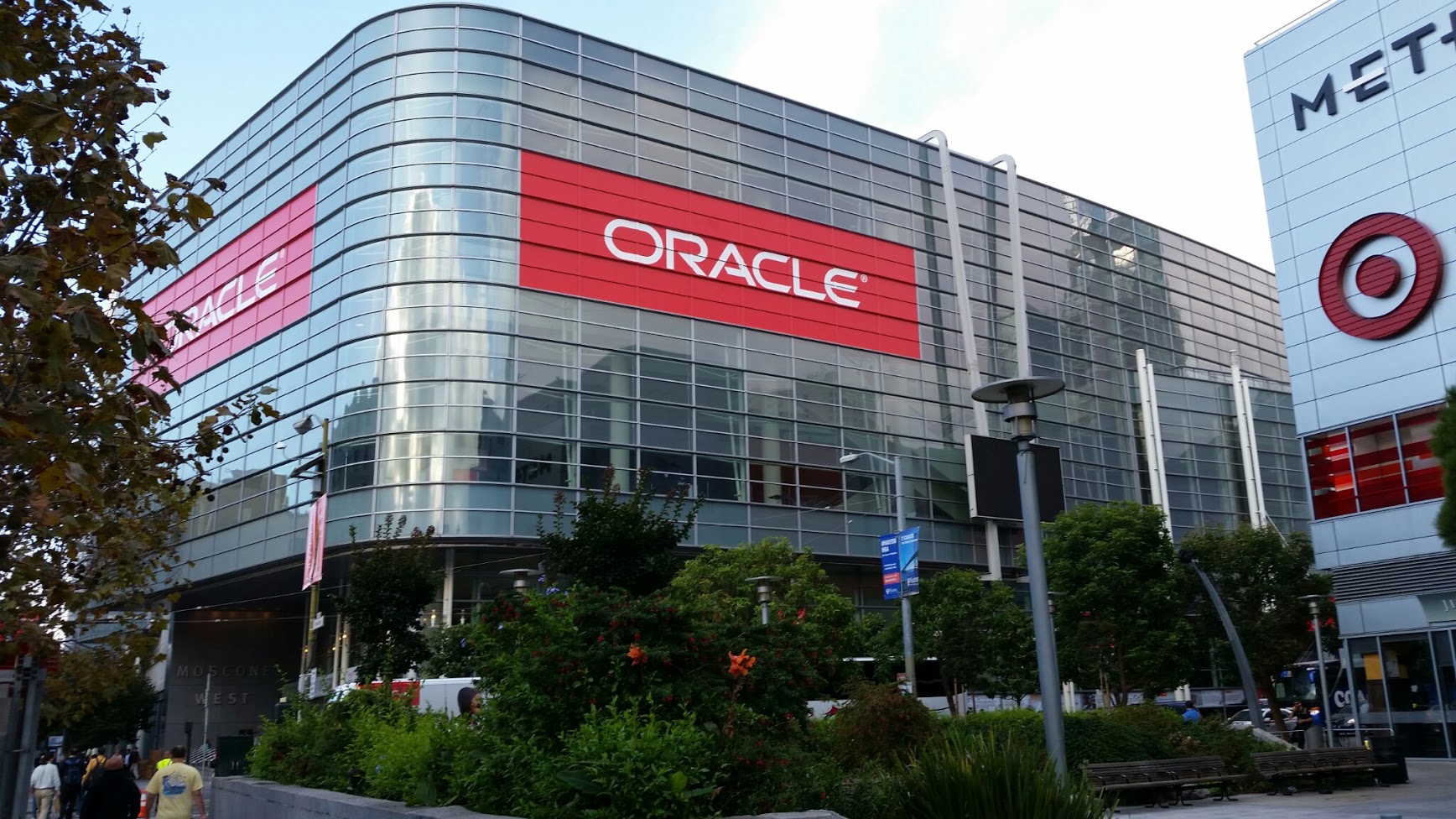 2014 Oracle OpenWorld - the building with Oracle logo.